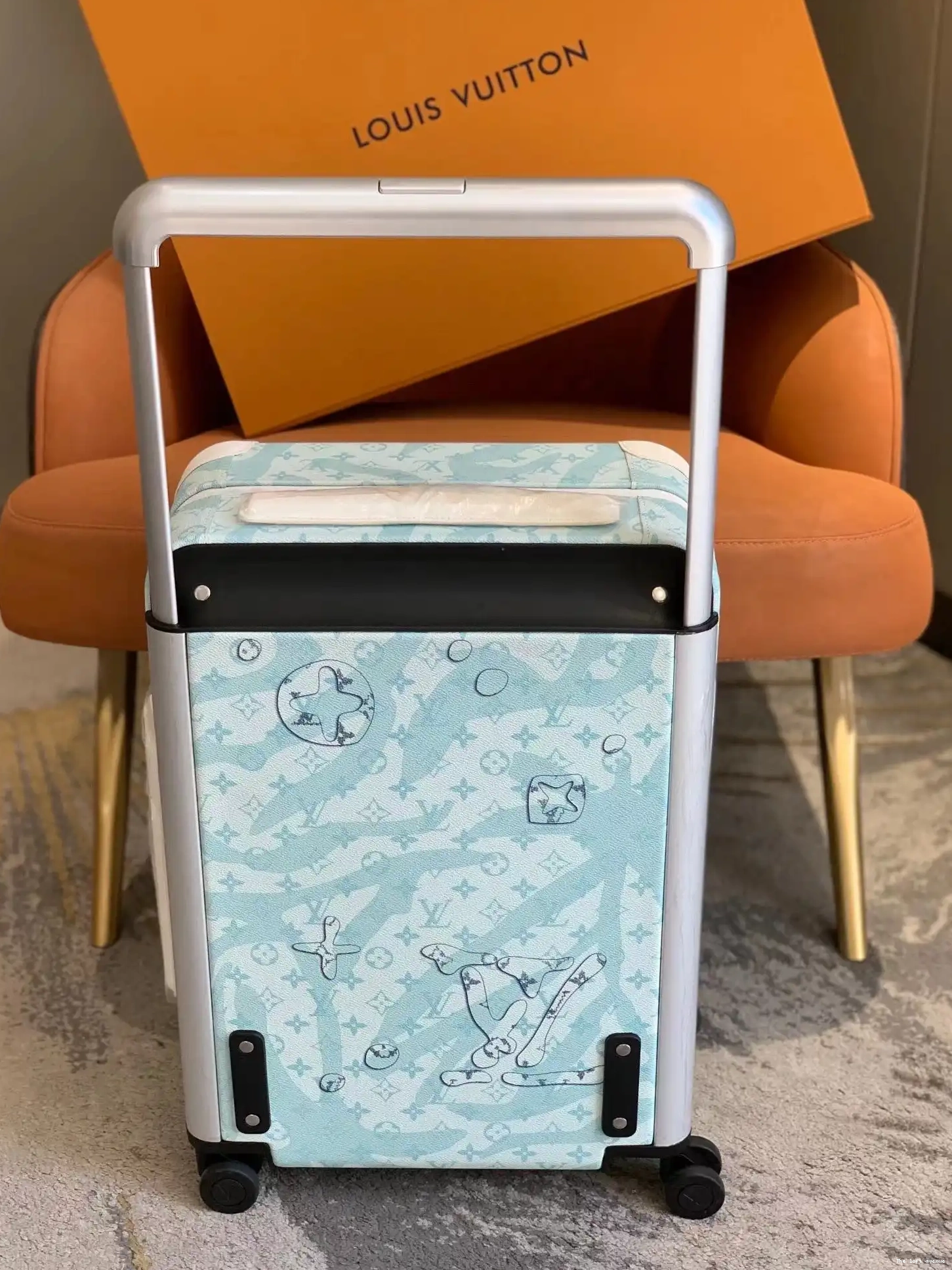 37L AQUAGARDEN 55 SUITCASE HORIZON VERSION) (2024 CUSTOM CABIN 0610